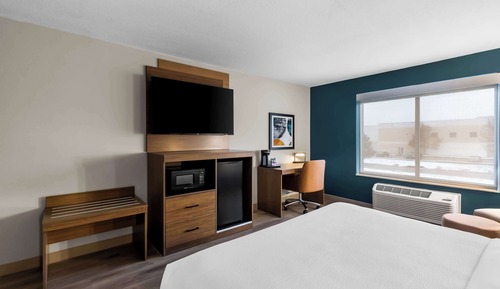 Standard Room, 1 King Bed, Accessible, Refrigerator & Microwave