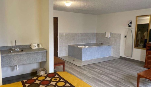 Suite, 1 King Bed, Smoking, Jetted Tub