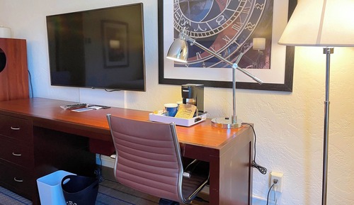Deluxe Room, 1 King Bed, Non Smoking, Patio