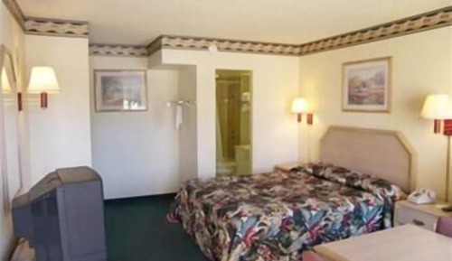Comfort Room, 1 Queen Bed, Non Smoking, Refrigerator & Microwave