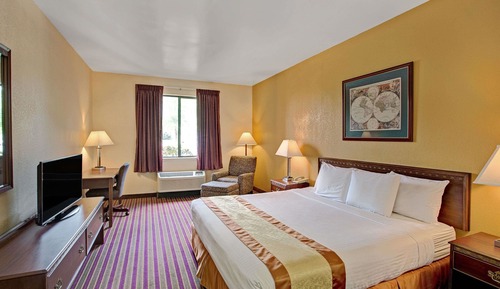 Standard Room, 1 King Bed, Accessible, Smoking
