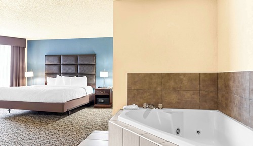 Suite, 1 King Bed with Sofa bed, Non Smoking, Jetted Tub (with Sofabed)