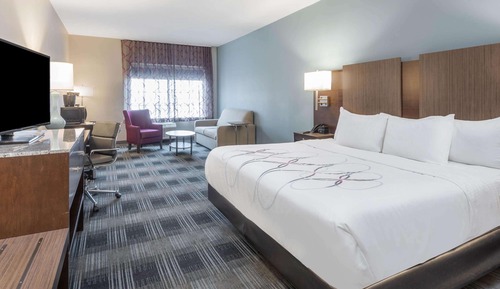 Deluxe Room, 1 King Bed, Mobility Accessible, Non Smoking (Bathtub w/ Grab Bars)