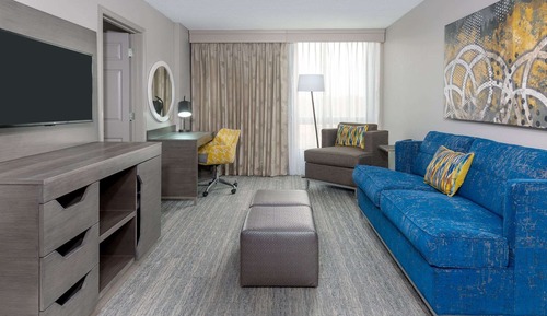 Modern One-Bedroom King Suite w/ Kitchenette