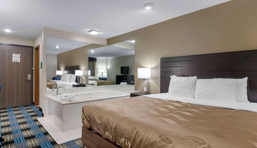 Standard Room, 1 King Bed, Jetted Tub