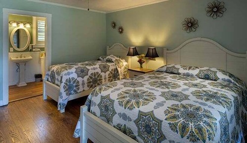 Richmond Thompson Multi-Unit with One Queen and One Twin Bed