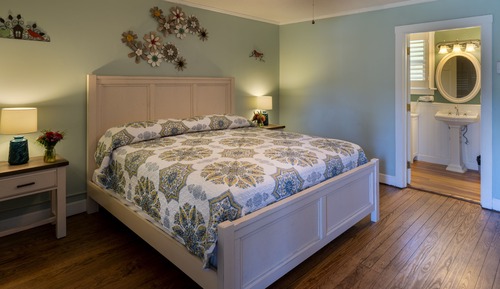 Richmond Thompson Multi-Unit with One King Bed