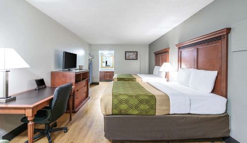Two Queen Beds NonSmoking with 1Person SofaBed