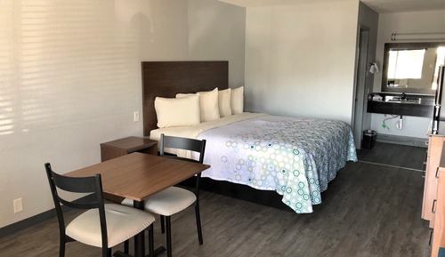 Studio, 1 King Bed, Non Smoking (Stovetop)