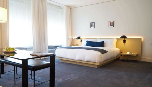Deluxe Room, 1 King Bed, Accessible Bathtub