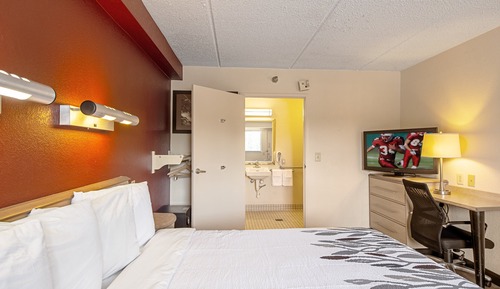 Standard Room, 1 King Bed, Accessible (Smoke Free)