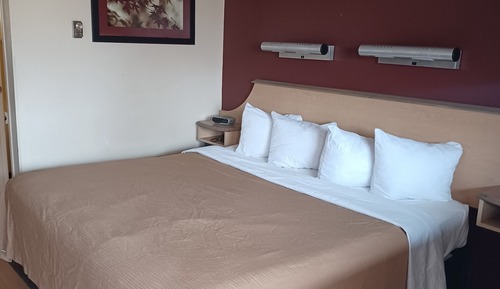Standard Room, 1 King Bed, Accessible, Non Smoking