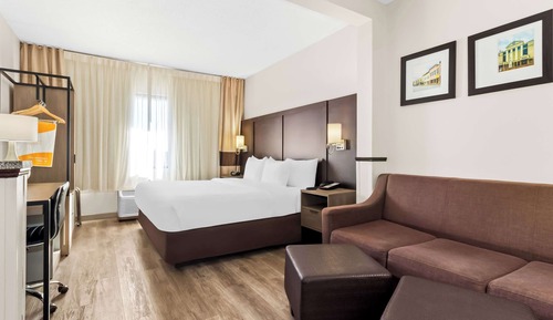 Suite, 1 King Bed, Non Smoking