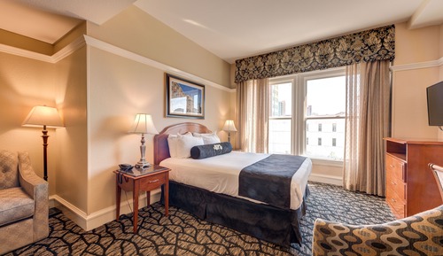 Junior Studio Suite, 1 Queen Bed with Sofa bed, Accessible, City View