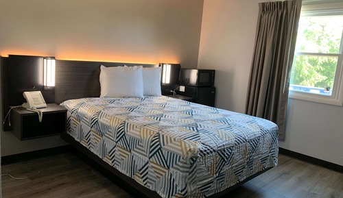 Deluxe Room, 1 Queen Bed, Non Smoking, Refrigerator & Microwave