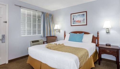 Standard Room, 1 Queen Bed