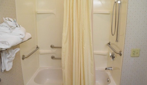 Basic Room, 1 Queen Bed, Accessible