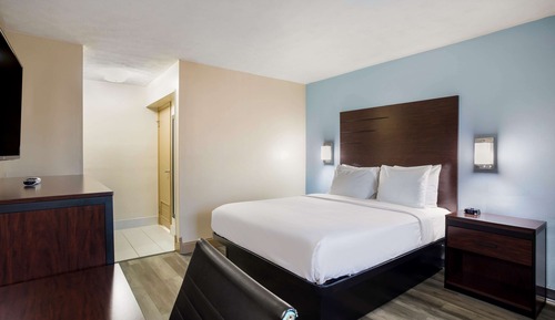 Standard Room, 1 Queen Bed, Non Smoking, Refrigerator & Microwave