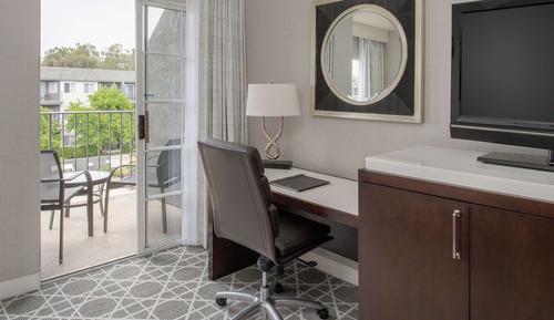 Deluxe Room, 1 King Bed, Courtyard View (with Balcony)
