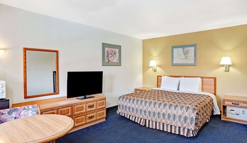 Room, 1 King Bed, Non Smoking, Poolside