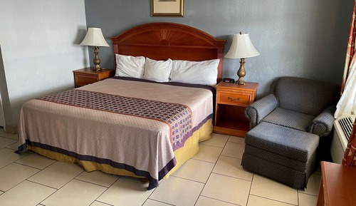 Room, 1 King Bed, Accessible, Non Smoking (Mobility,roll-in shower)