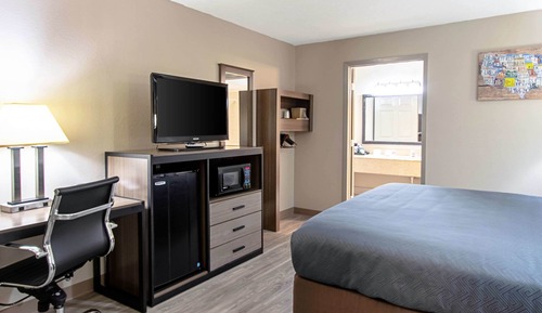 Business Room, 1 King Bed, Accessible, Non Smoking (Upgrade)
