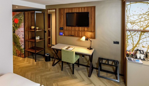 Deluxe Room, 1 King Bed with Sofa bed