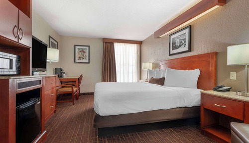 Standard Room, 1 King Bed, Accessible, Refrigerator & Microwave