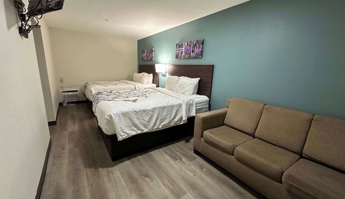 Business Suite, 2 Queen Beds, Non Smoking (Upgrade)