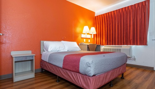Deluxe Room, 1 Queen Bed, Non Smoking, Refrigerator