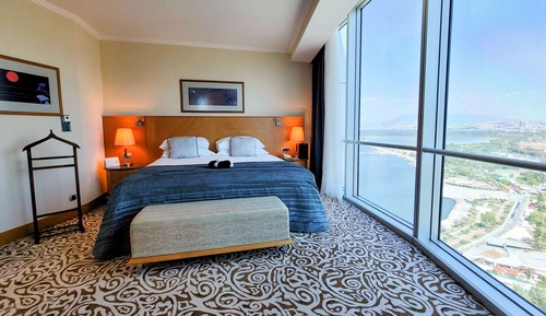 Junior Suite, 1 King Bed, Non Smoking, Mountain View