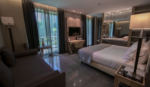 Deluxe Suite (Mini Suite Elegant)