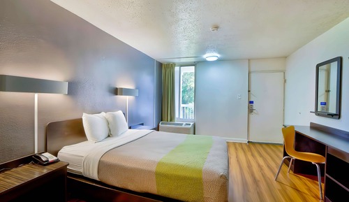 Deluxe Room, 1 Queen Bed, Smoking, Refrigerator