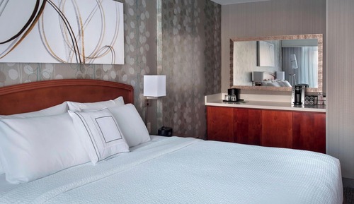 Room, 1 King Bed (Mobility/Hearing Access, Roll-in Shwr)