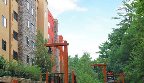 Deluxe Condo, 2 Bedrooms, Non Smoking, River View (2 Queen Beds and 1 King Bed)