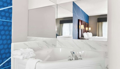 Executive Suite, 1 King Bed, Jetted Tub, Non Smoking