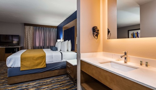 Suite, 1 King Bed, Balcony, Pool View