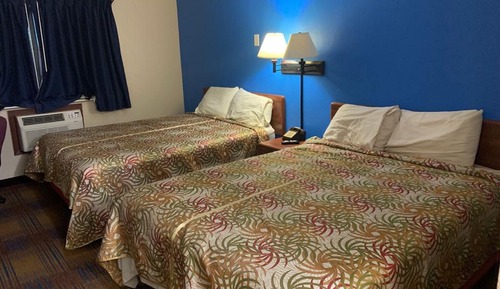 Economy Quadruple Room, 2 Queen Beds, Non Smoking