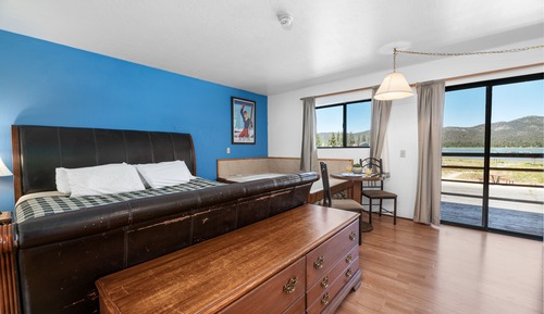 Standard Room, 1 King Bed, Fireplace, Lake View