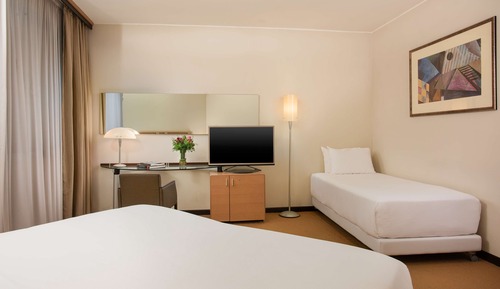 Family Room (2 Adults + 1 Child)