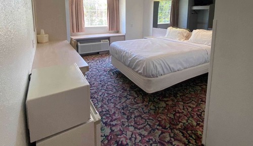 Deluxe Room, 1 Queen Bed, Non Smoking, Refrigerator & Microwave