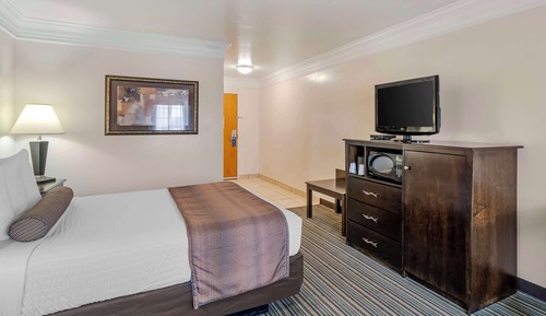 Standard Room, 1 Queen Bed, Non Smoking, Refrigerator & Microwave