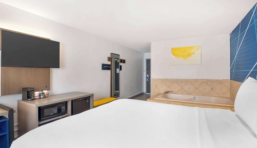 Standard Room, 1 Queen Bed