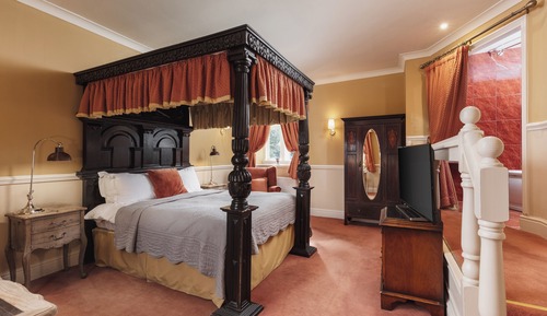 Courtyard Feature room