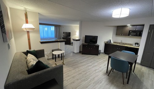 Suite, 1 King Bed, Mobility Accessible (Communications)