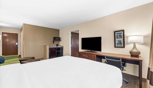   1 King Bed, 1 Queen Bed, Suite, Nonsmoking