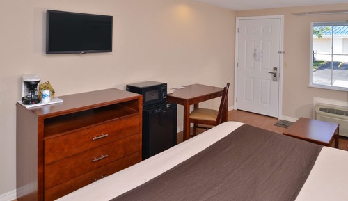 Room, 1 King Bed, Accessible, Smoking