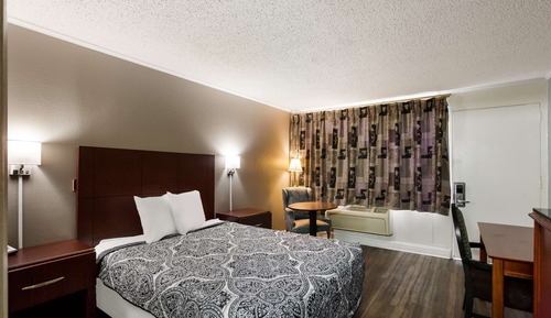 Room, 1 Queen Bed, Smoking (Check-In: 3PM - 12AM)