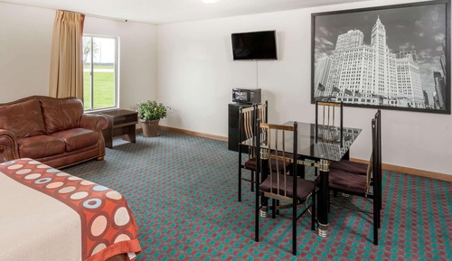 Suite, 1 Queen Bed, Non Smoking, Microwave (Mini Refrigerator)