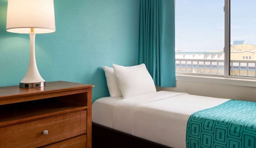 Room, Non Smoking (Efficiency, 1 King Bed & 2 Twin Beds)